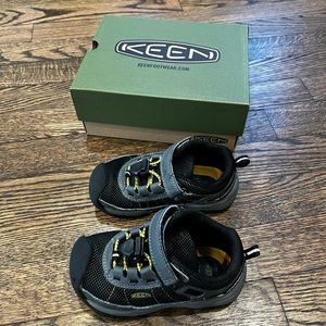 Keen kids Targhee waterproof boots size 8